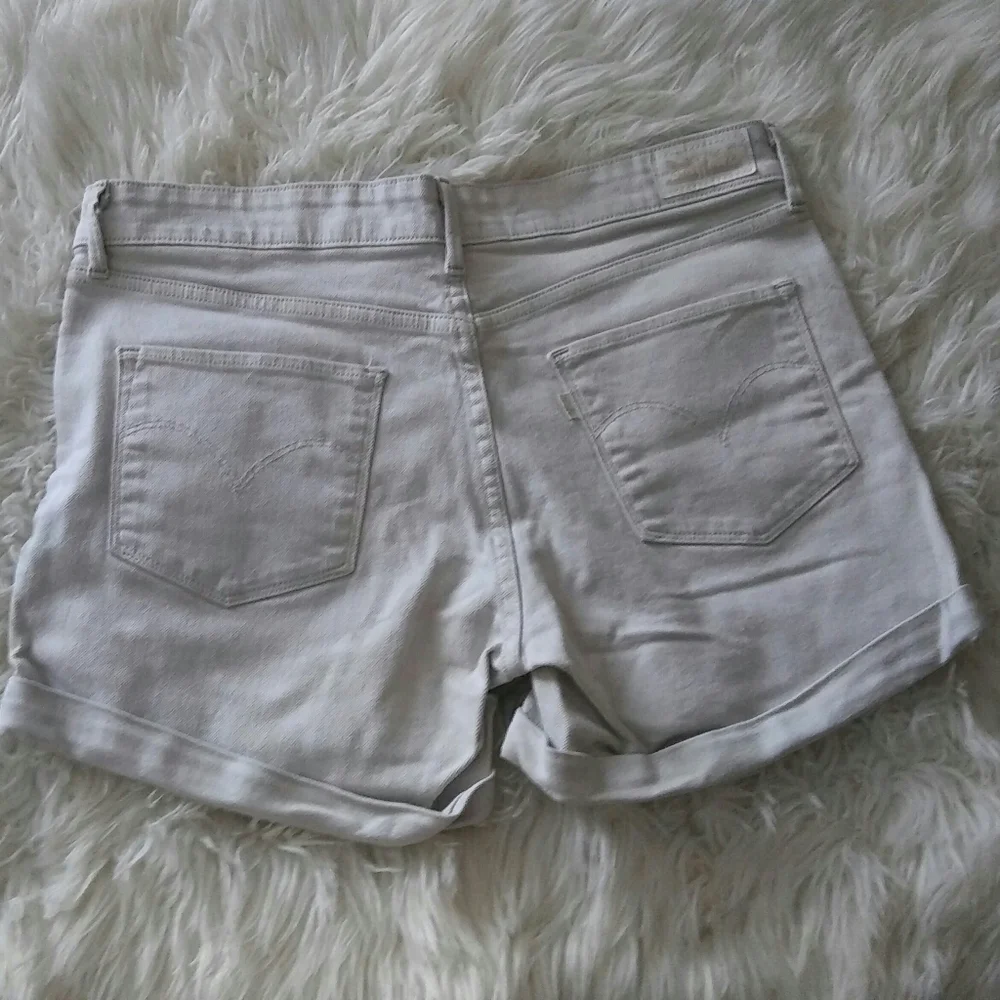Levi’s White Label Rolled Hem Cream Shorts Size 30 - Picture 4 of 12